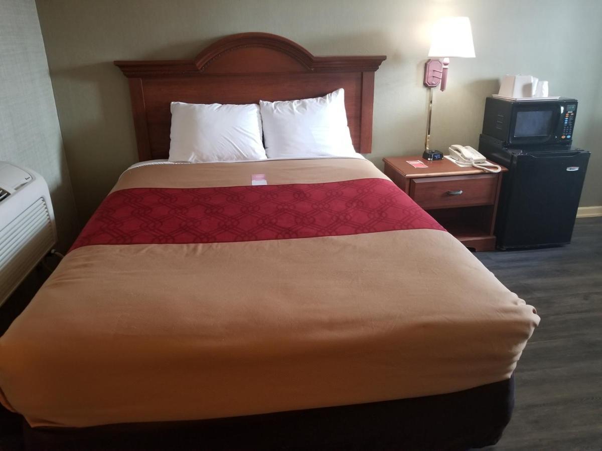 Falls Inn Newton Falls Екстериор снимка
