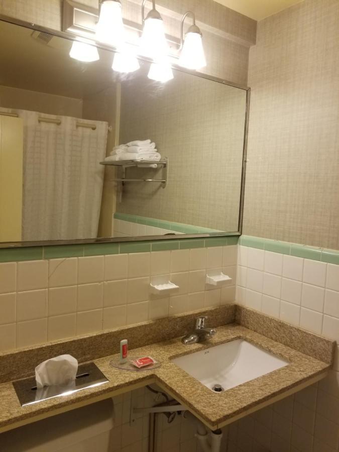 Falls Inn Newton Falls Екстериор снимка
